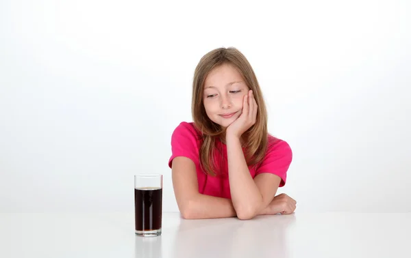 Chica joven mirando un vaso de refresco —  Fotos de Stock