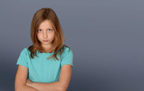 Portret van een jong meisje met boos look — Stockfoto