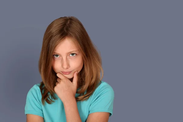 Porträt eines jungen Mädchens mit aufgeregtem Blick — Stockfoto