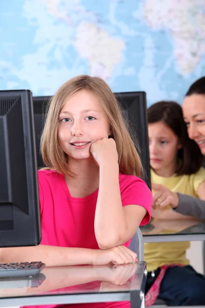 Portrait d'écolière blonde en classe — Photo