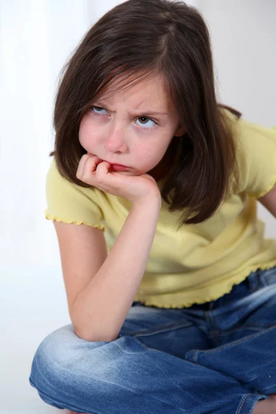 Retrato de niña gruñona —  Fotos de Stock