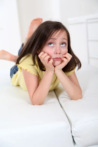 Портрет маленькой девочки со скучным выражением лица — стоковое фото