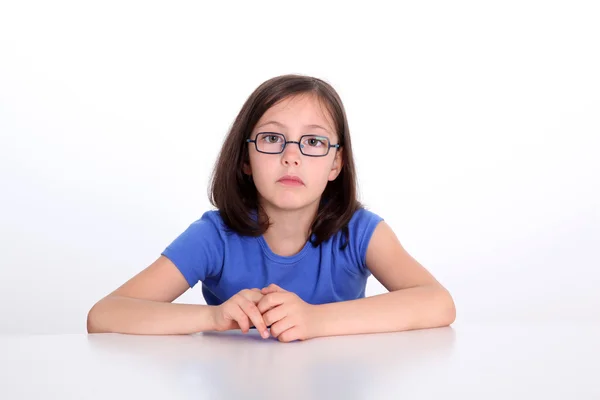 Portrait de petite fille avec des lunettes — Photo