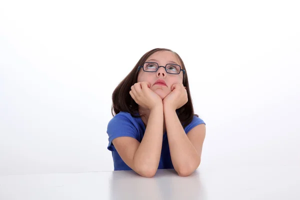 Porträt eines kleinen Mädchens mit nachdenklichem Blick — Stockfoto