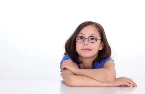 Портрет маленькой девочки в футболке Бо, делающей лица — стоковое фото