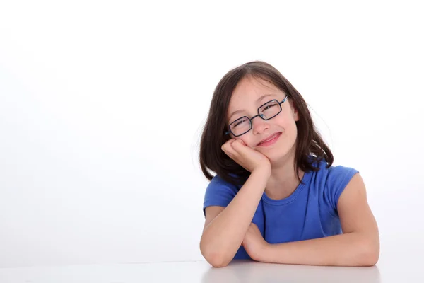 Портрет улыбающейся маленькой девочки в футболке Бо — стоковое фото