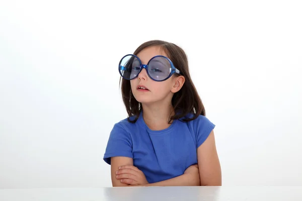 Portrait de petite fille avec des lunettes de soleil drôles sur — Photo