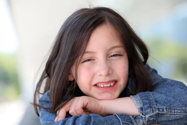 Portret van schattig grade-school meisje — Stockfoto
