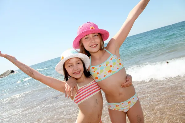 Gelukkig weinig meisjes op het strand — Stockfoto