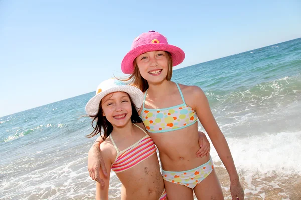 Boldog kis lányok a strandon — Stock Fotó