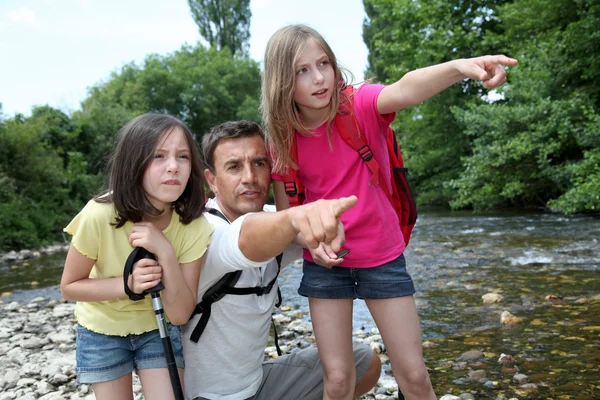 Vader wandelen in rivier met kinderen — Stockfoto