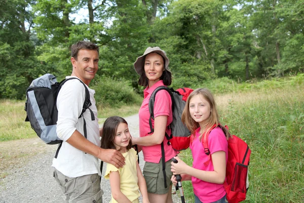 Famiglia in una giornata di escursioni — Foto Stock