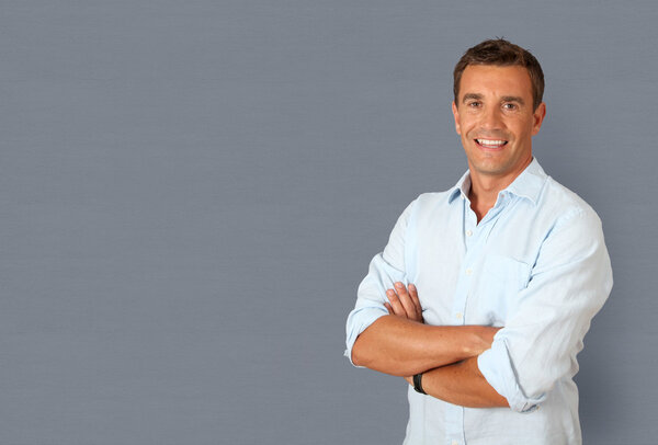 Retrato del hombre guapo sonriente — Foto de Stock