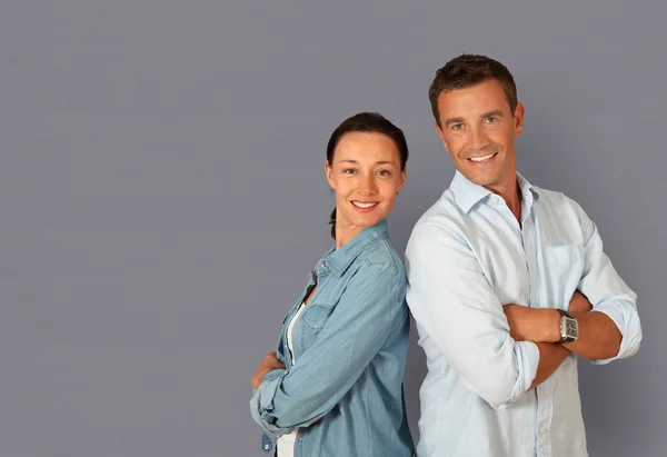 Couple debout avec bras croisés — Photo