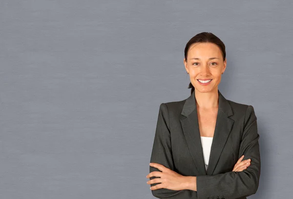 Forretningskvinde stående med krydsede arme - Stock-foto