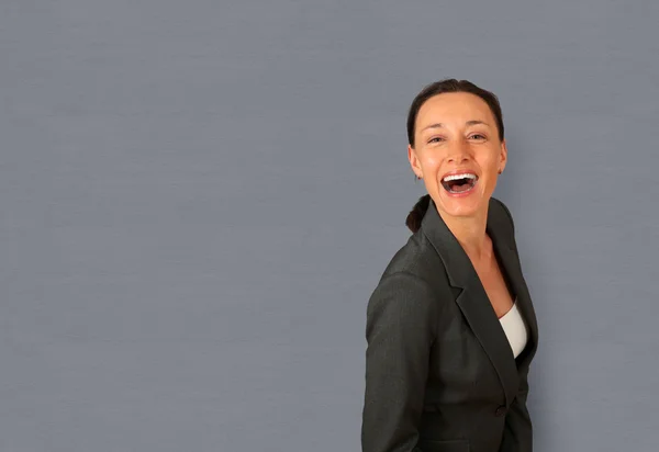 Retrato de una mujer de negocios riendo en voz alta — Foto de Stock