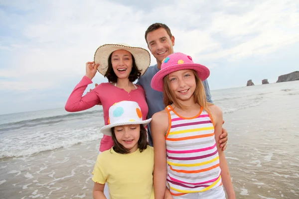 Familienporträt am Strand — Stockfoto