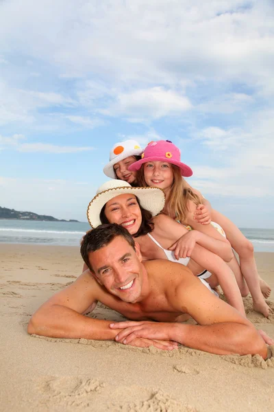 Retrato de família que estabelece praia arenosa — Fotografia de Stock