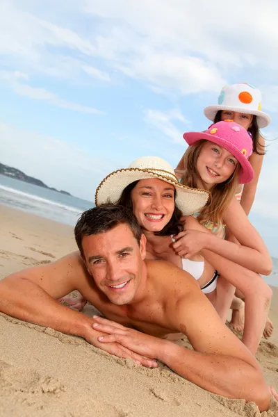 Ritratto di famiglia sdraiato spiaggia sabbiosa — Foto Stock