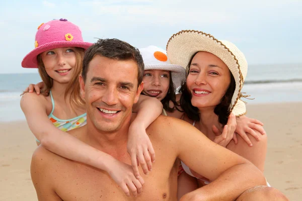 Familienurlaub am Strand — Stockfoto