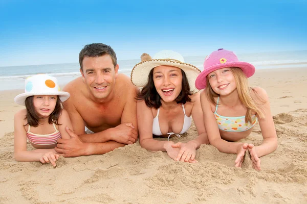Porträtt av lycklig familj på stranden — Stockfoto