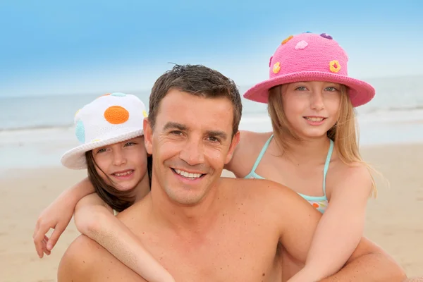 Vader met kinderen op het strand — Stockfoto