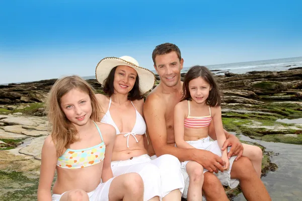 Šťastná rodina 4 sedí na pláži — Stock fotografie