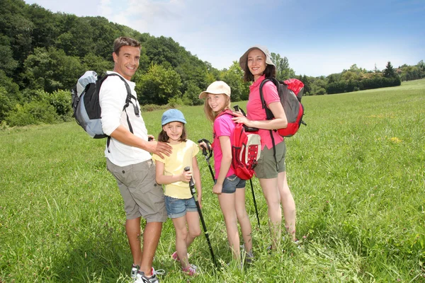 Famiglia vagabondaggio nel campo di campagna — Foto Stock