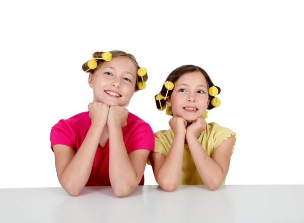 Portrait de jeunes filles avec des bigoudis — Photo