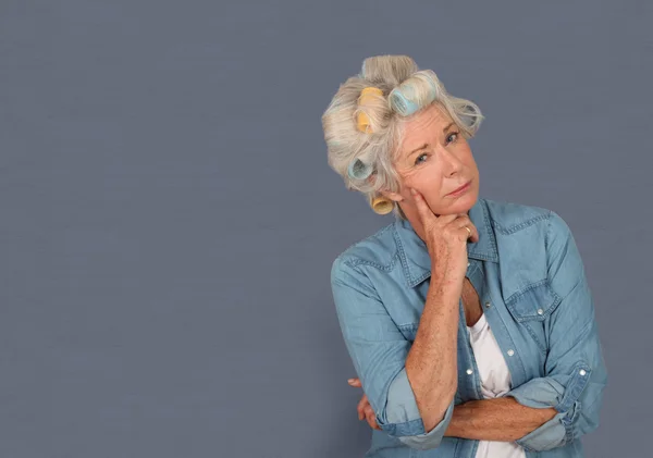 Портрет старшої жінки з бігуді на волоссі — стокове фото