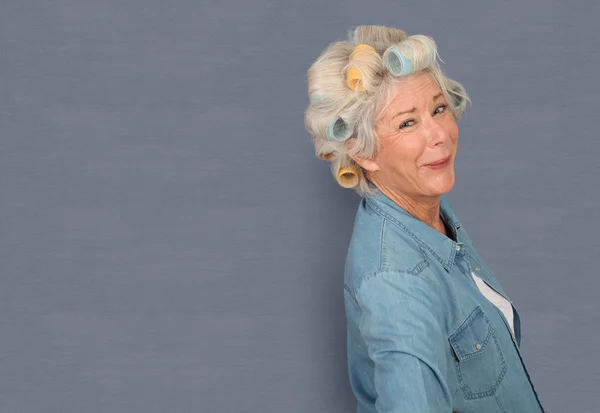 Retrato de mulher idosa com encrespadores de cabelo — Fotografia de Stock