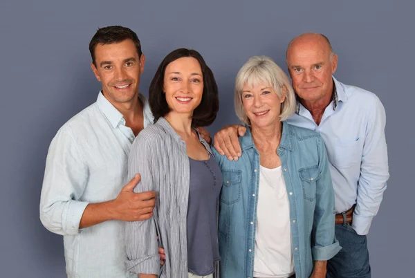 Portret van gelukkige paar met ouders — Stockfoto