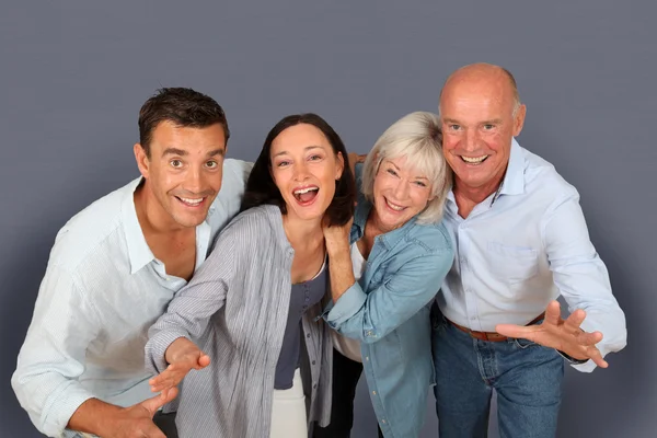 Retrato de pareja feliz con los padres —  Fotos de Stock