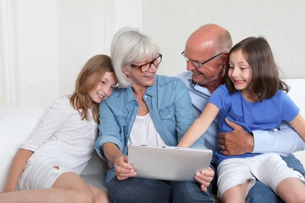 Senior met kleinkinderen met behulp van elektronische Tablet PC — Stockfoto