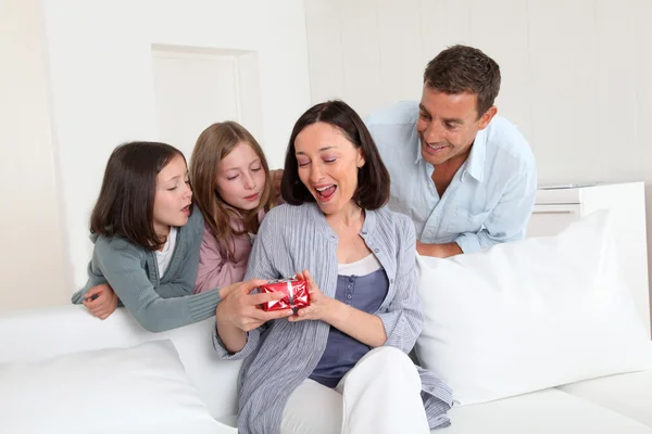 Padre con hijos celebrando el día de la madre — Foto de Stock