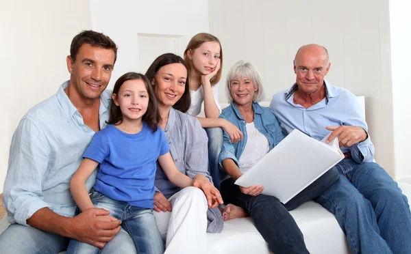 3-Generationen-Familie schaut sich Fotoalbum an — Stockfoto