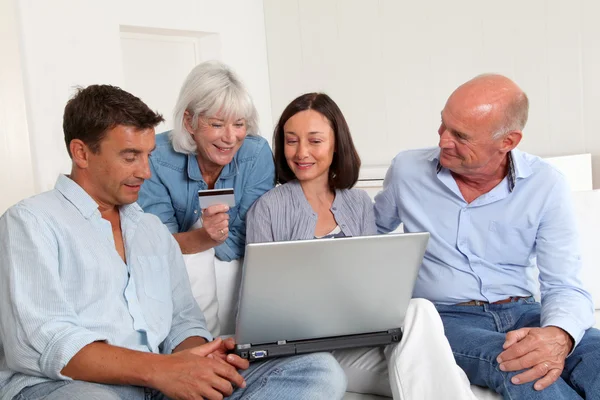 Sénior com casal fazendo compras on-line — Fotografia de Stock