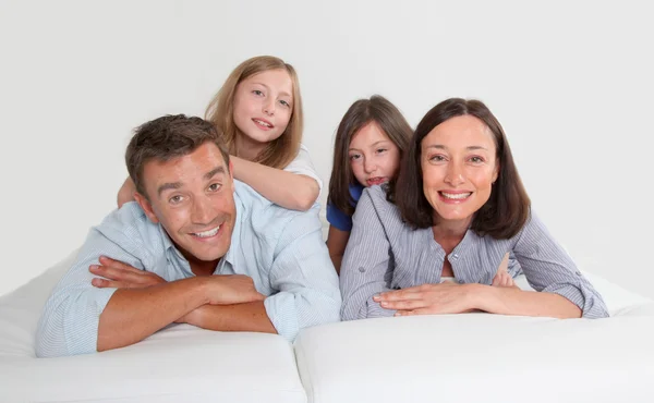 Famiglia di 4 persone sdraiato sul divano — Foto Stock