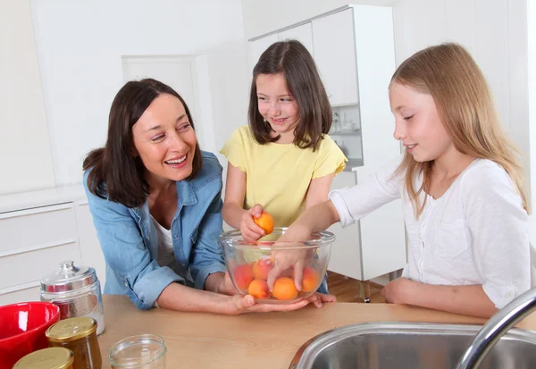 Mother and daughters in kitchen — Stock Photo, Image