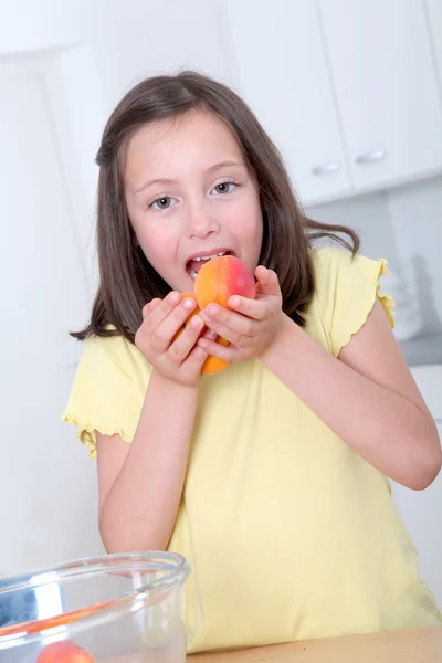 Retrato de niña comiendo albaricoques — Foto de Stock