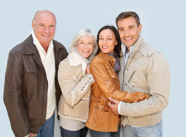 Gelukkig familie portret in de winter — Stockfoto