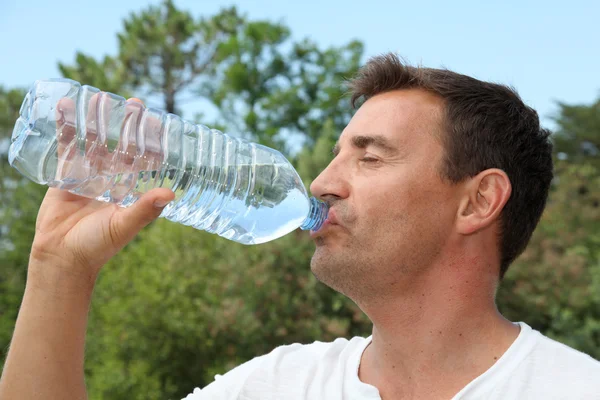 Mann trinkt Wasser aus Flasche — Stockfoto