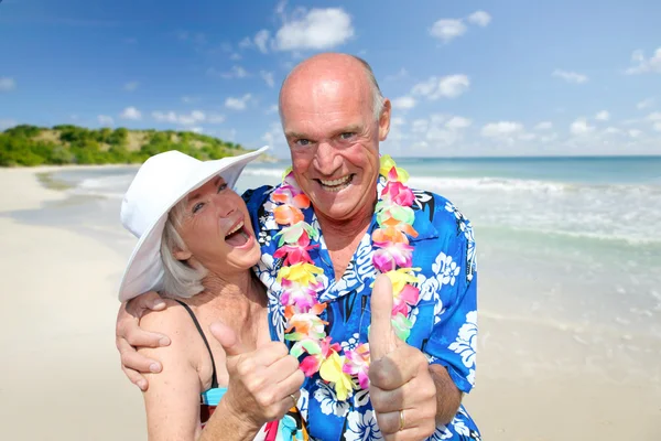 Feliz pareja de ancianos en la playa tropical — Foto de Stock