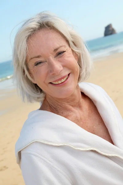 Retrato de mujer mayor feliz en balneario — Foto de Stock