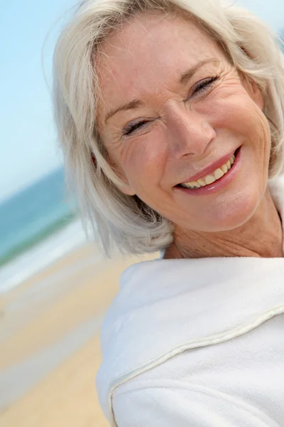 Portret van gelukkig senior vrouw in kuuroord — Stockfoto