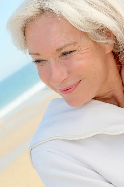 Portret van gelukkig senior vrouw in kuuroord — Stockfoto