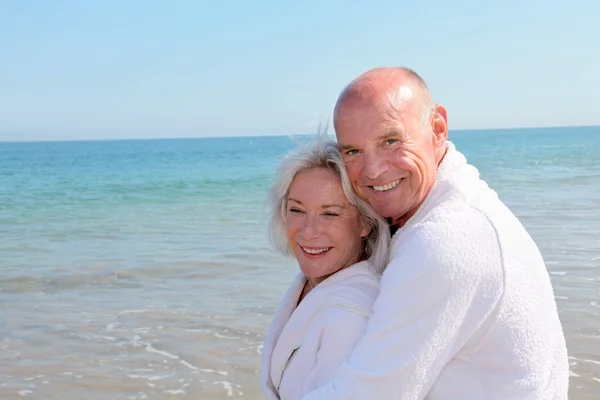 Retrato de casal sênior relaxante em uma praia resort — Fotografia de Stock