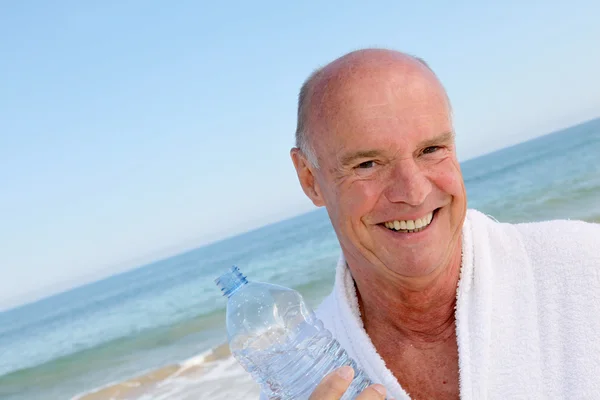 Porträt eines lächelnden Seniors mit Wasserflasche — Stockfoto