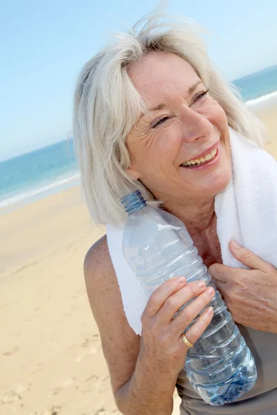 Porträt einer Seniorin, die Wasser trinkt — Stockfoto