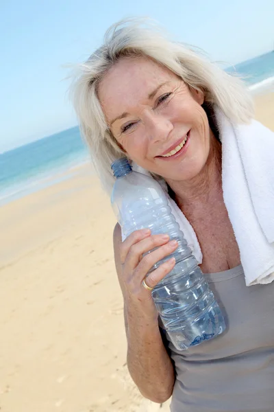 Ritratto di donna anziana che beve acqua — Foto Stock